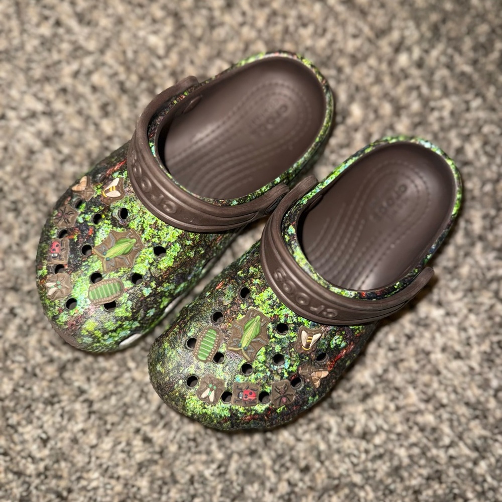 Kids Crocs Camo Bug Forest Print Clogs | Size C11